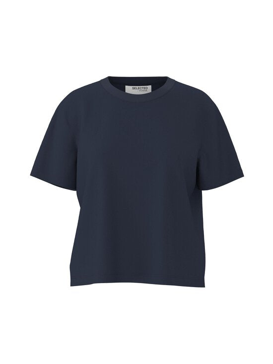 SLWESSENTIAL Boxy Tee on rento luomupuuvillainen t-paita leveillä hihoilla ja boxy fit -mallilla. Ajaton ja suosittu arjen luottovaate.