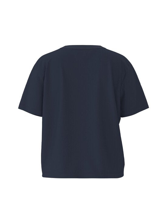 SLWESSENTIAL Boxy Tee on rento luomupuuvillainen t-paita leveillä hihoilla ja boxy fit -mallilla. Ajaton ja suosittu arjen luottovaate.