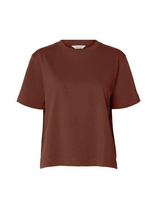 SLWESSENTIAL Boxy Tee on rento luomupuuvillainen t-paita leveillä hihoilla ja boxy fit -mallilla. Ajaton ja suosittu arjen luottovaate.
