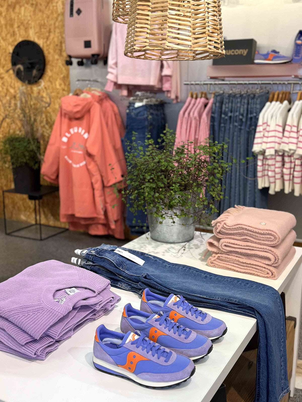 Trainer 80 on ikoninen kenkämalli, joka yhdistää retrohenkisen ilmeen ja modernin mukavuuden. Alun perin vuonna 1978 lanseerattu Trainer 80 mullisti juoksukengät poistamalla vanhanaikaisen pahvikerroksen pohjan ja päällisen välistä. Tuloksena pehmeämpi askel ja legendaarinen juoksukokemus. Nyt tämä klassikko palaa, päivitettynä nykypäivän aktiiviseen ja tyylitietoiseen käyttöön.