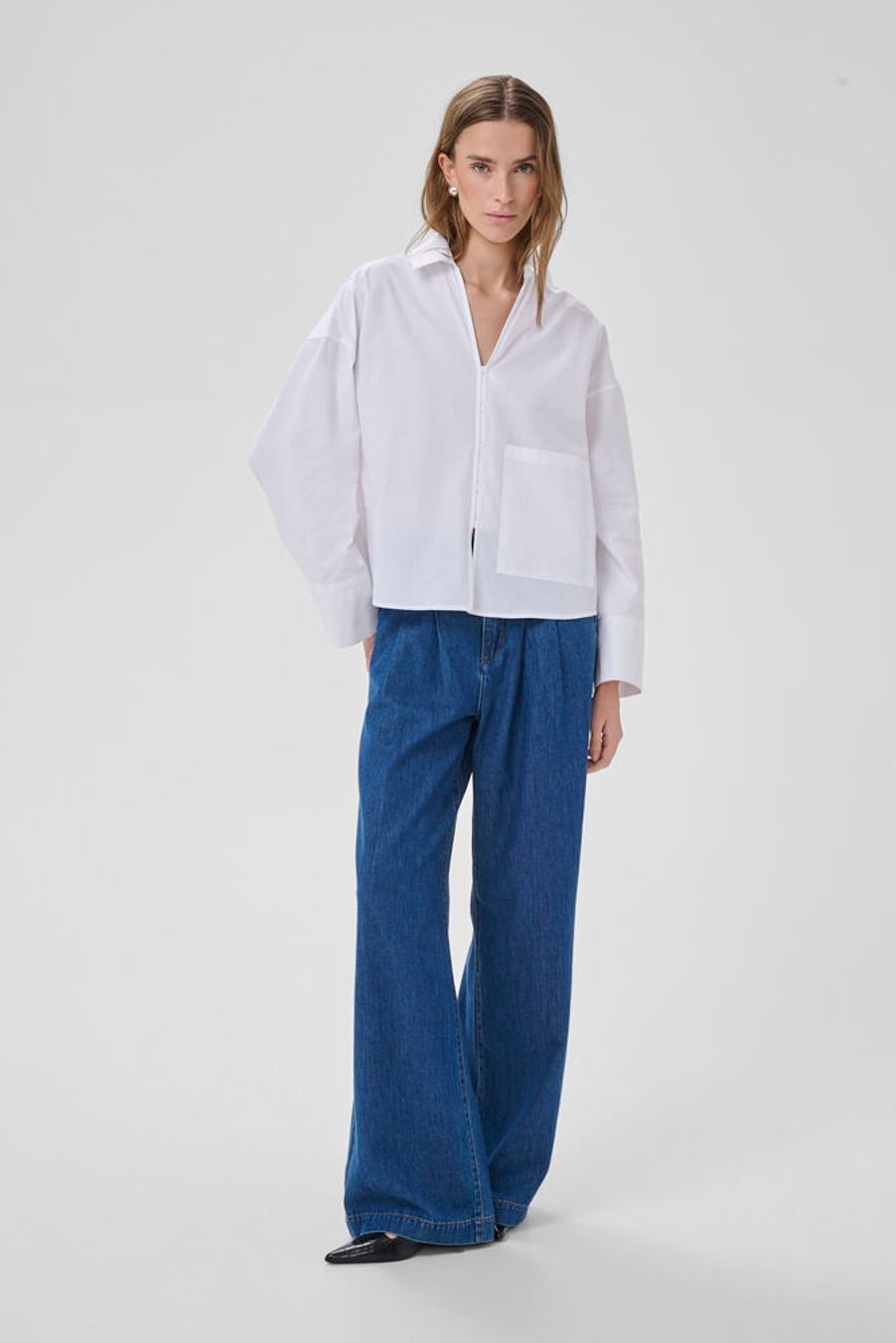 My Essential Wardroben suosittu boxy-mallinen paitis nyt raikkaan valkoisena. Tämä jakkumainen paita on valmistettu tukevasta luomupuuvillasta, joka antaa ryhtiä mutta tuntuu silti miellyttävältä päällä.