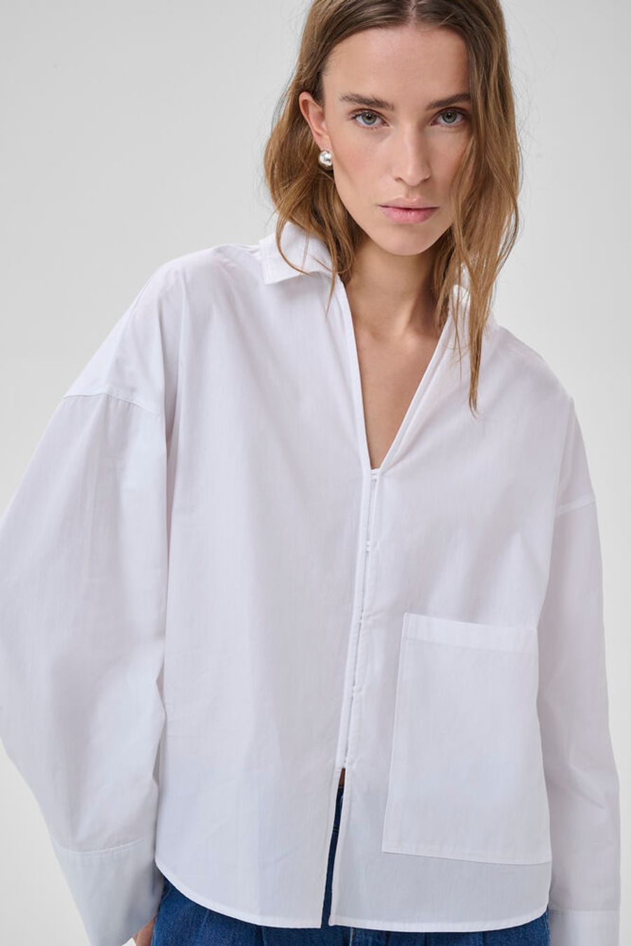 My Essential Wardroben suosittu boxy-mallinen paitis nyt raikkaan valkoisena. Tämä jakkumainen paita on valmistettu tukevasta luomupuuvillasta, joka antaa ryhtiä mutta tuntuu silti miellyttävältä päällä.