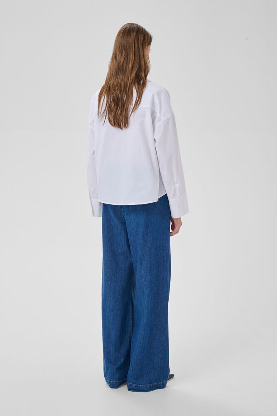 My Essential Wardroben suosittu boxy-mallinen paitis nyt raikkaan valkoisena. Tämä jakkumainen paita on valmistettu tukevasta luomupuuvillasta, joka antaa ryhtiä mutta tuntuu silti miellyttävältä päällä.