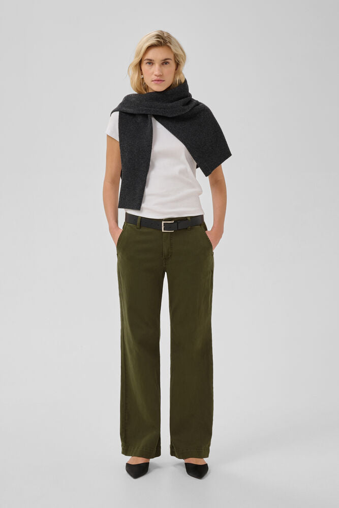 Kaunis oliivinvihreä naisten farkku
Mid waist
Leveät lahkeet
Casual fit
Kevyesti joustava denim
Monikäyttöinen arkeen ja vapaa-aikaan