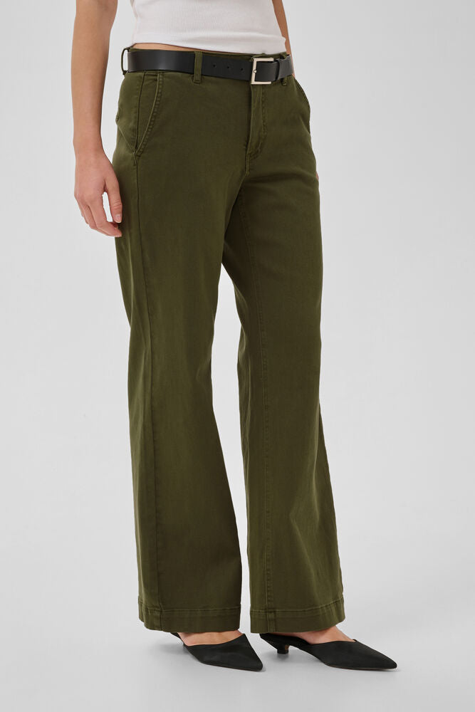 Kaunis oliivinvihreä naisten farkku
Mid waist
Leveät lahkeet
Casual fit
Kevyesti joustava denim
Monikäyttöinen arkeen ja vapaa-aikaan