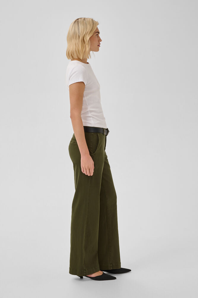 Kaunis oliivinvihreä naisten farkku
Mid waist
Leveät lahkeet
Casual fit
Kevyesti joustava denim
Monikäyttöinen arkeen ja vapaa-aikaan