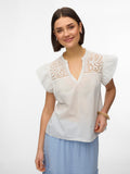 VMLINE V-Neck Top on ilmava ja monikäyttöinen toppi, joka yhdistää rennon istuvuuden ja naiselliset yksityiskohdat. V-pääntie ja kevyesti frillaiset hihat. Toppi on helppo muokata oman tyylin mukaan.