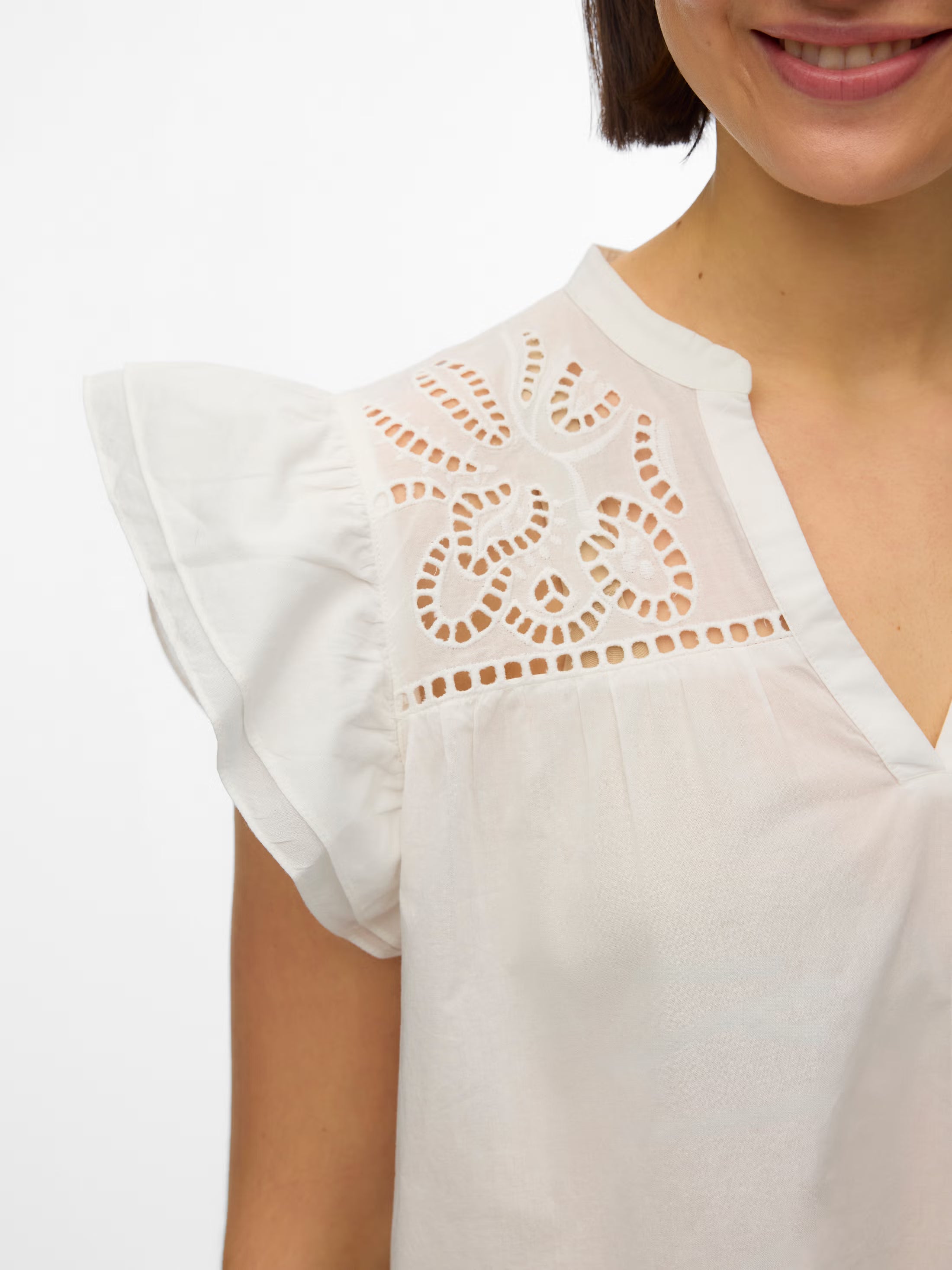 VMLINE V-Neck Top on ilmava ja monikäyttöinen toppi, joka yhdistää rennon istuvuuden ja naiselliset yksityiskohdat. V-pääntie ja kevyesti frillaiset hihat. Toppi on helppo muokata oman tyylin mukaan.