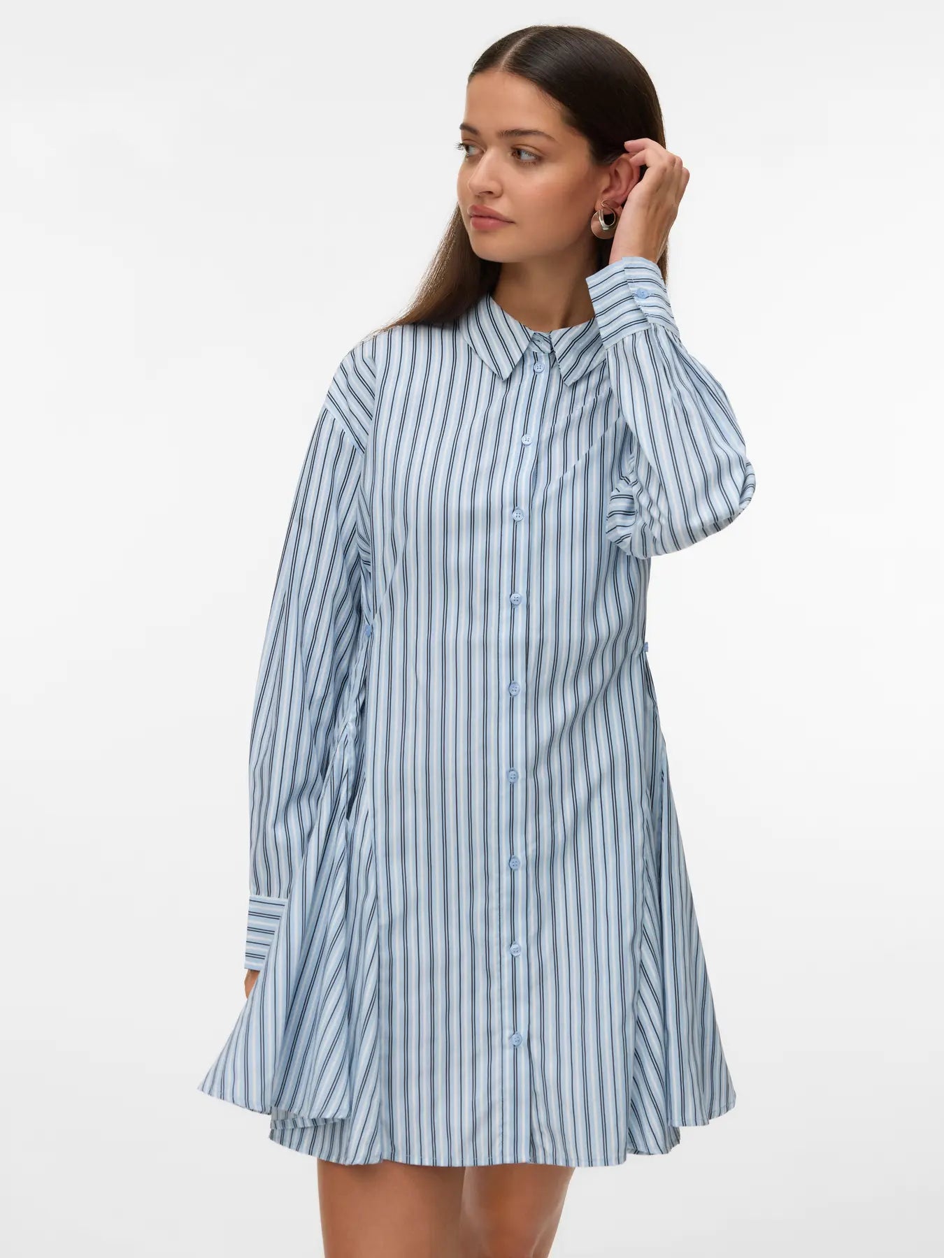 Paitamekko on ajaton ja monipuolinen vaate, joka kuuluu jokaisen vaatekaappiin. Klassinen malli tekee siitä helposti stailattavan, käytä sellaisenaan mekkona tai yhdistä farkkujen tai leggingsien kanssa rennompaan kerrospukeutumiseen.