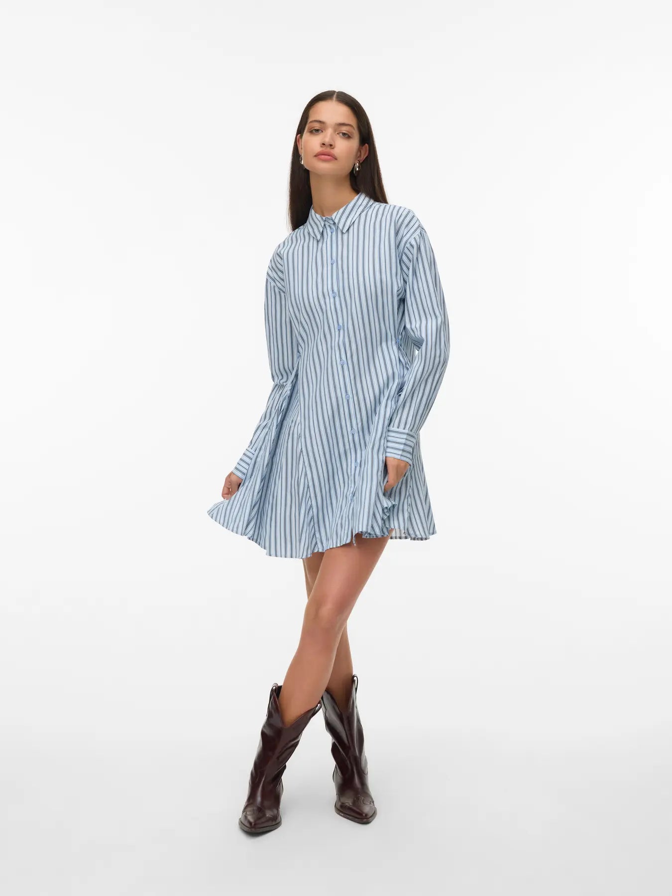 Paitamekko on ajaton ja monipuolinen vaate, joka kuuluu jokaisen vaatekaappiin. Klassinen malli tekee siitä helposti stailattavan, käytä sellaisenaan mekkona tai yhdistä farkkujen tai leggingsien kanssa rennompaan kerrospukeutumiseen.