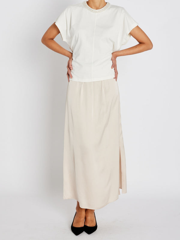 Tämä kaunis WeckiaBBSurina-hame hurmaa laskeutuvuudellaan ja elegantilla, ajattomalla ilmeellään. Kevyesti hohtava kangas antaa hameelle ryhtiä, mutta säilyttää samalla pehmeän ja naisellisen liikkeen. Hame, joka toimii monessa tilanteessa.