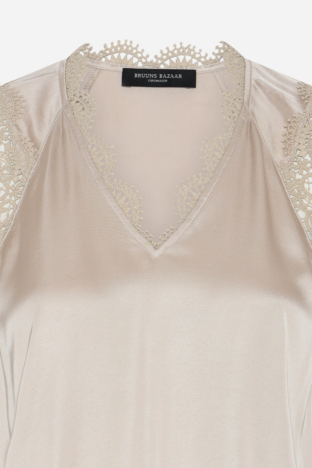 WeckiaBBSynje-pusero on kaunis ja naisellinen yläosa, jossa yhdistyvät kevyt laskeutuvuus ja hienostuneet yksityiskohdat. Pehmeä viskoosimateriaali liikkuu kauniisti mukana ja tekee puserosta miellyttävän käyttää koko päivän.