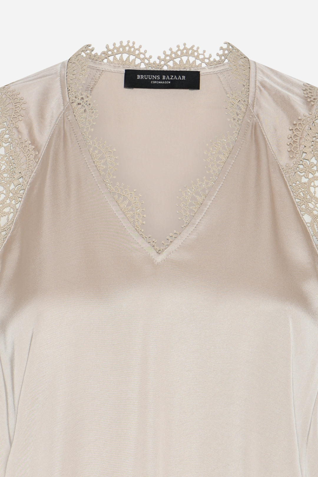 WeckiaBBSynje-pusero on kaunis ja naisellinen yläosa, jossa yhdistyvät kevyt laskeutuvuus ja hienostuneet yksityiskohdat. Pehmeä viskoosimateriaali liikkuu kauniisti mukana ja tekee puserosta miellyttävän käyttää koko päivän.