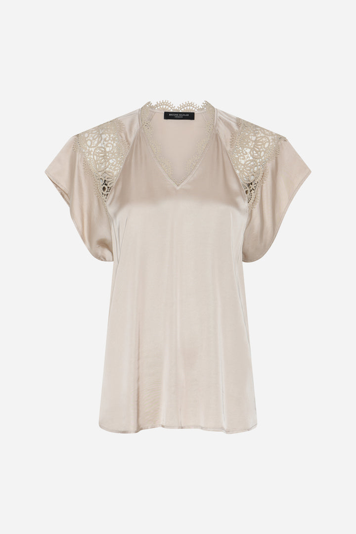 WeckiaBBSynje-pusero on kaunis ja naisellinen yläosa, jossa yhdistyvät kevyt laskeutuvuus ja hienostuneet yksityiskohdat. Pehmeä viskoosimateriaali liikkuu kauniisti mukana ja tekee puserosta miellyttävän käyttää koko päivän.