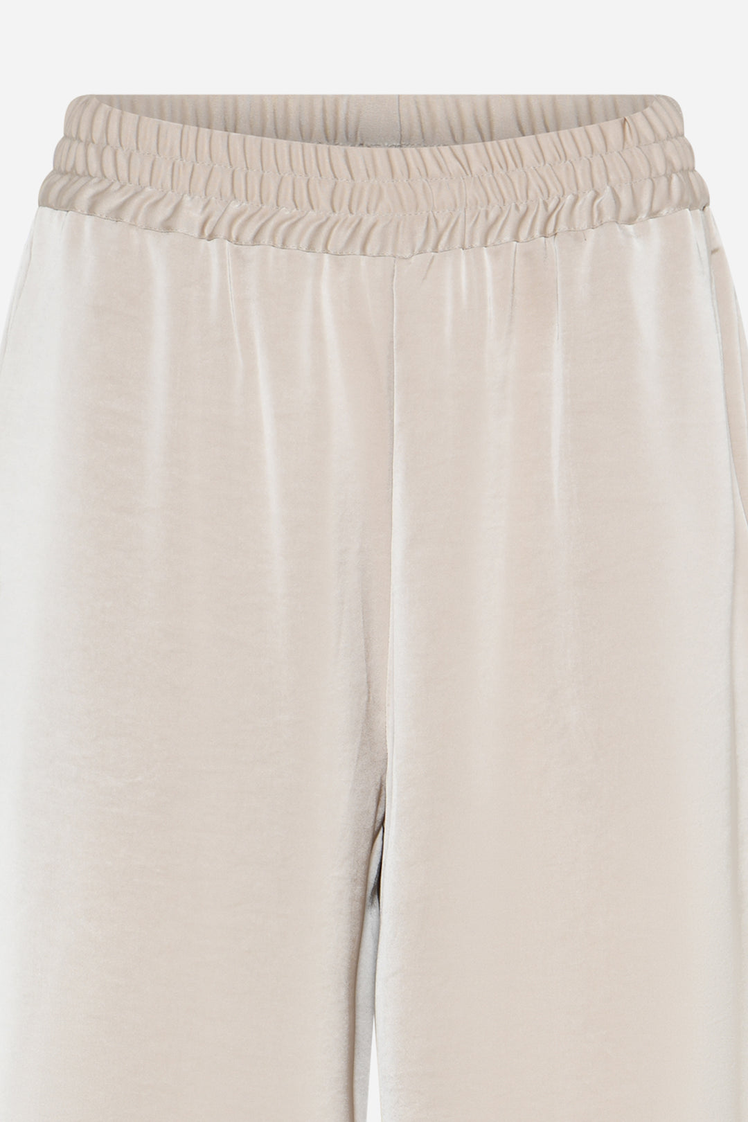 WeckiaBBZalia-housut ovat tyylikäs yhdistelmä mukavuutta ja eleganssia. Suorat lahkeet ja rento istuvuus luovat huolitellun mutta rennon siluetin, joka toimii erinomaisesti niin arjessa kuin siistimmissäkin tilanteissa.