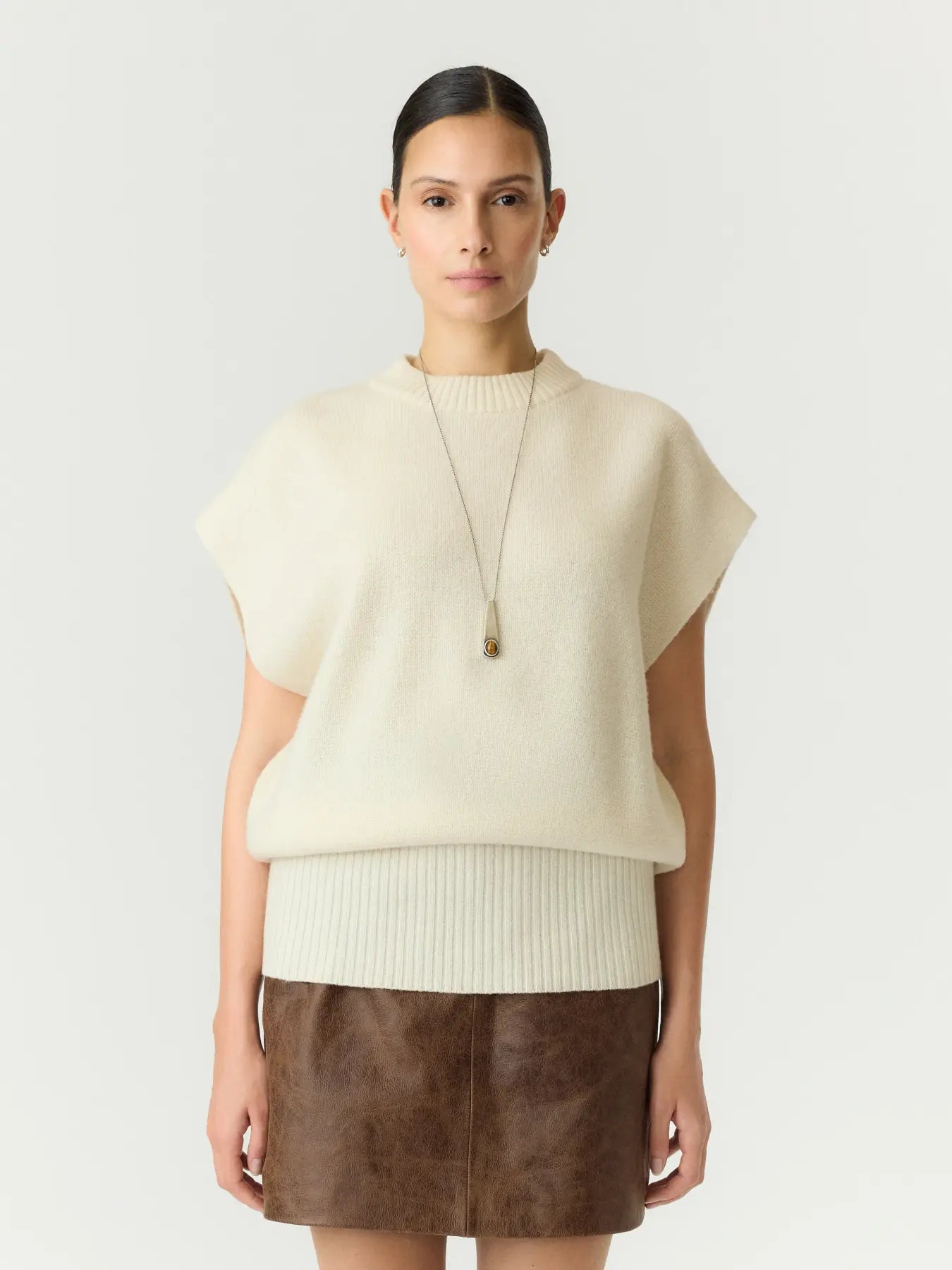 YASESLI Wool blend vest on ajaton villasekoiteneuleliivi pyöreällä pääntiellä. Hihaton malli sopii täydellisesti kerrospukeutumiseen ja arjen eri tyyleihin.