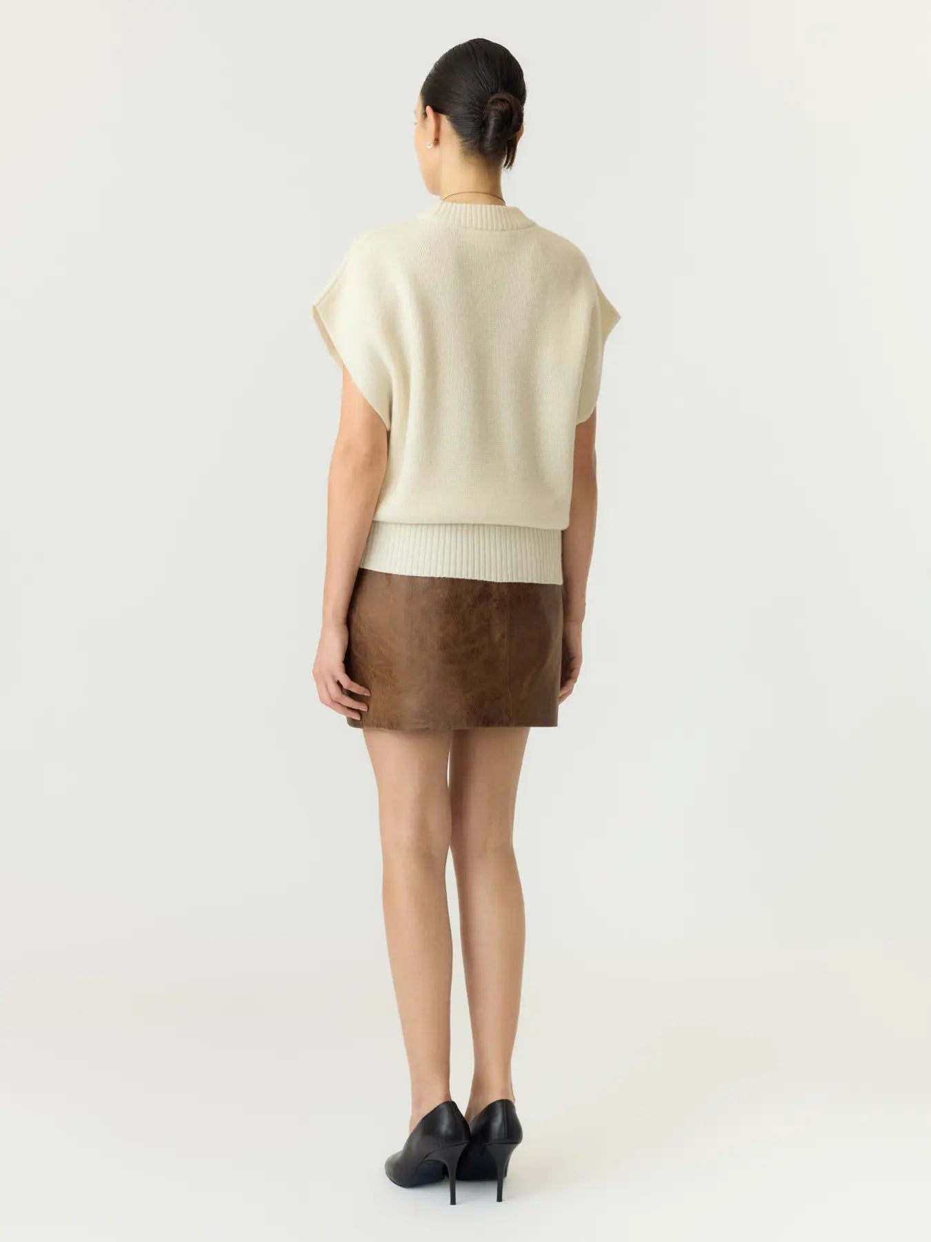 YASESLI Wool blend vest on ajaton villasekoiteneuleliivi pyöreällä pääntiellä. Hihaton malli sopii täydellisesti kerrospukeutumiseen ja arjen eri tyyleihin.