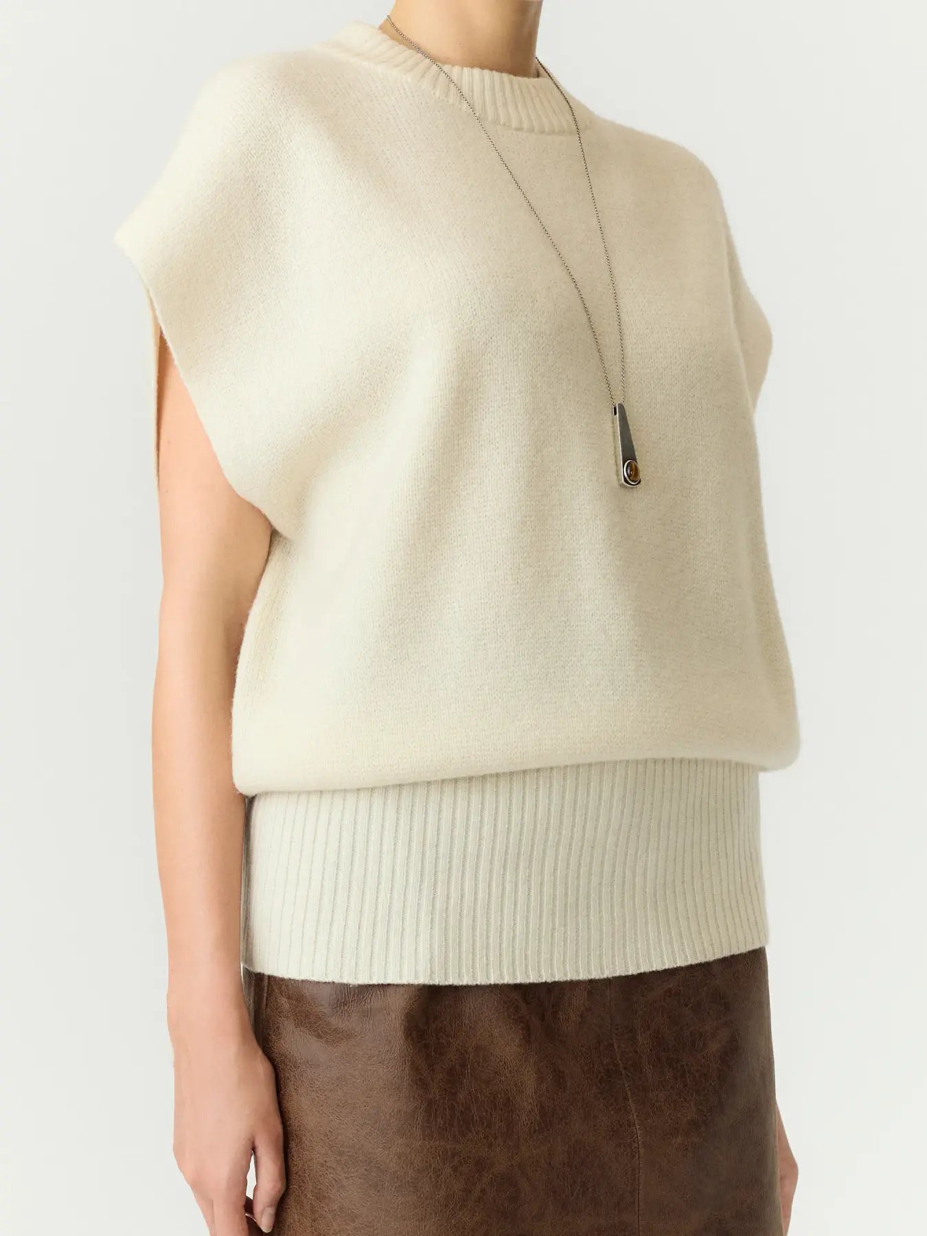 YASESLI Wool blend vest on ajaton villasekoiteneuleliivi pyöreällä pääntiellä. Hihaton malli sopii täydellisesti kerrospukeutumiseen ja arjen eri tyyleihin.