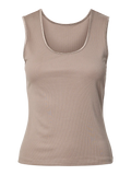 Y.A.S YASPALOMA Tank Top on vartalonmyötäinen perustoppi pehmeästä ECOVERO™-viskoosista. Leveät olkaimet ja joustava materiaali takaavat käyttömukavuuden.