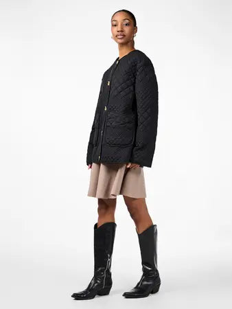 Tämä kevyt tikkitakki on täydellinen valinta vaihteleviin välikauden päiviin. Kevyesti topattu malli pitää olon mukavana ilman raskasta tunnetta, ja ajaton tikattu pinta antaa takille kivan ilmeen.