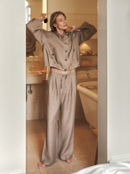 Nämä mukavat housut yhdistävät rennon istuvuuden ja siistin ilmeen. Struktuuripintainen kangas tuo housuihin tyylikästä tekstuuria, ja joustava materiaali tekee niistä miellyttävät käyttää koko päivän ajan.