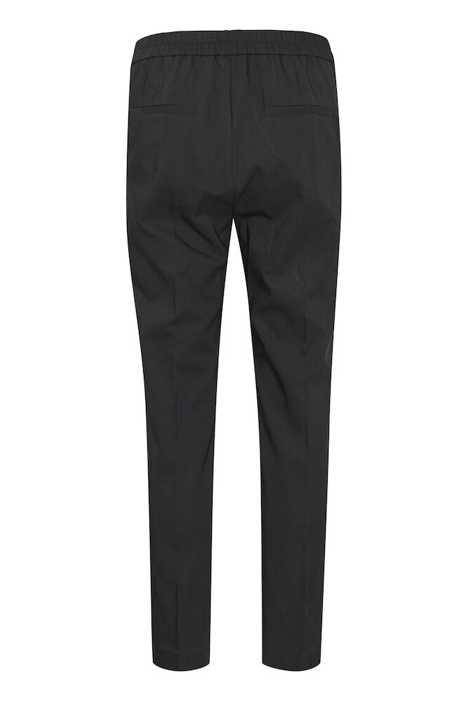 ZellaIW Flat Pant -housut suorilla lahkeilla, joustavalla vyötäröllä ja vajaamittaisella pituudella. Mukava puuvilla- ja kierrätyspolyesterisekoitus.