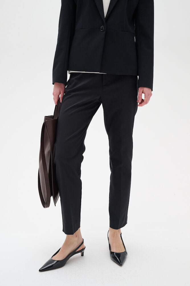 ZellaIW Flat Pant -housut suorilla lahkeilla, joustavalla vyötäröllä ja vajaamittaisella pituudella. Mukava puuvilla- ja kierrätyspolyesterisekoitus.