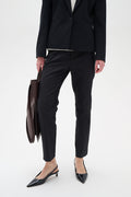 ZellaIW Flat Pant -housut suorilla lahkeilla, joustavalla vyötäröllä ja vajaamittaisella pituudella. Mukava puuvilla- ja kierrätyspolyesterisekoitus.