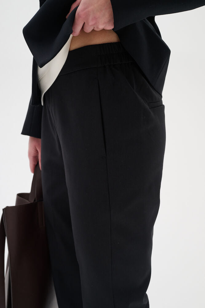 ZellaIW Flat Pant -housut suorilla lahkeilla, joustavalla vyötäröllä ja vajaamittaisella pituudella. Mukava puuvilla- ja kierrätyspolyesterisekoitus.