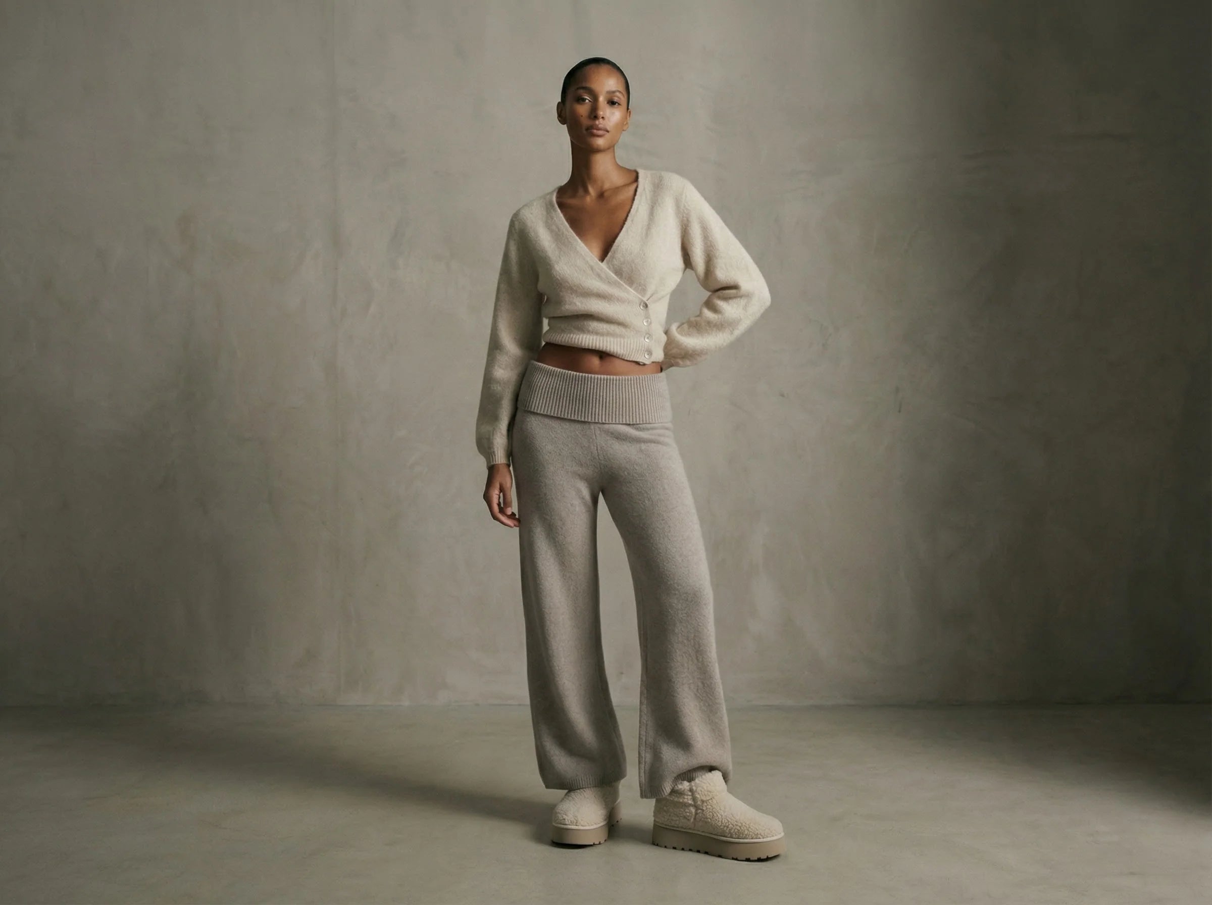 MARIYA Wrap Cardigan on pehmeä ja ylellinen neuletakki, joka on valmistettu laadukkaasta alpakkavillasekoitteesta. Materiaali on luonnostaan lämmin mutta kevyt ja hengittävä, joten neule tuntuu miellyttävältä käytössä eri vuodenaikoina.