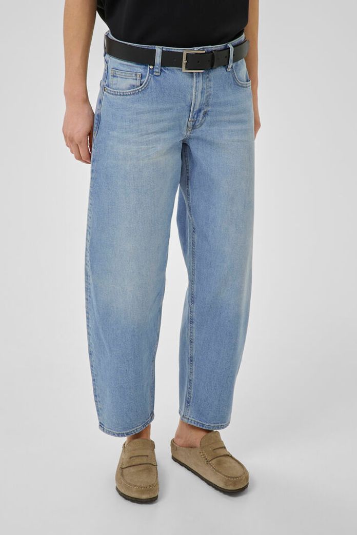 Nämä naisten Barrel-farkut yhdistävät klassisen viisitaskumallin ja modernin, nilkkaa kohden kapenevan lahkeen. Korkea vyötärö ja väljemmät reisiosat luovat rennon mutta huolitellun siluetin, joka sopii täydellisesti jokapäiväiseen käyttöön ja moniin eri tilaisuuksiin.