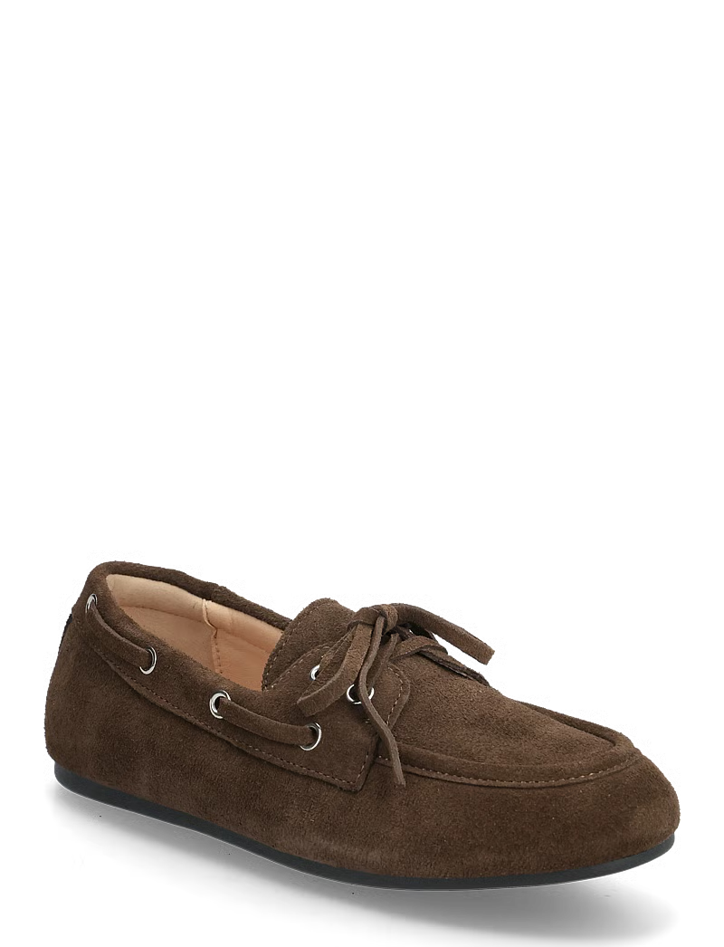 Pehmeästä mokkanahasta valmistetut purjehduskengät yhdistävät klassisen tyylin ja mukavan käyttötuntuman. Ajaton malli toimii helposti monen asun kanssa ja tuo rennon mutta huolitellun ilmeen.