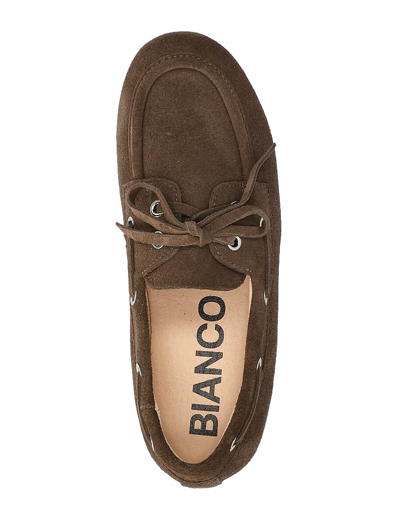 Pehmeästä mokkanahasta valmistetut purjehduskengät yhdistävät klassisen tyylin ja mukavan käyttötuntuman. Ajaton malli toimii helposti monen asun kanssa ja tuo rennon mutta huolitellun ilmeen.