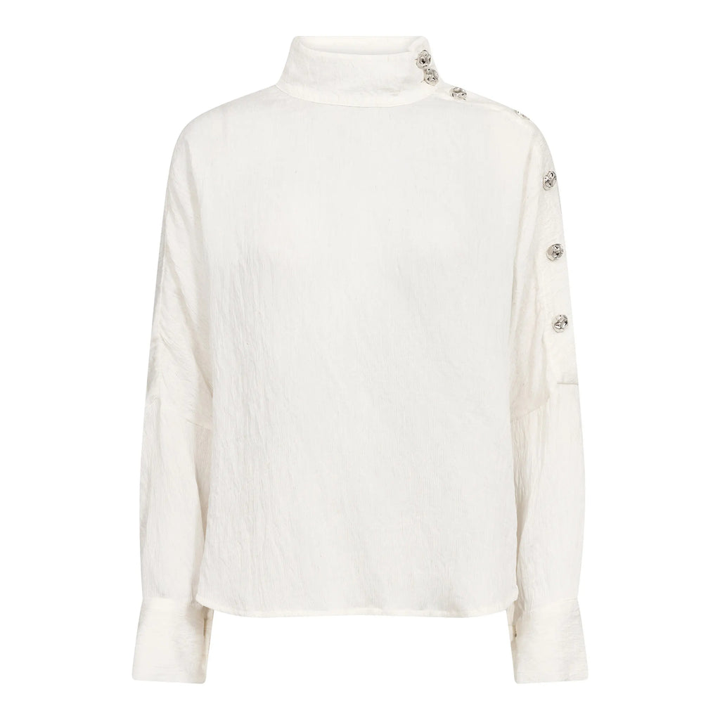 Co’Couture CamelloCC Asym Button Blouse on rento offwhite-pusero, jossa on strukturoitu pinta, korkea pääntie ja näyttävä epäsymmetrinen nappikiinnitys.