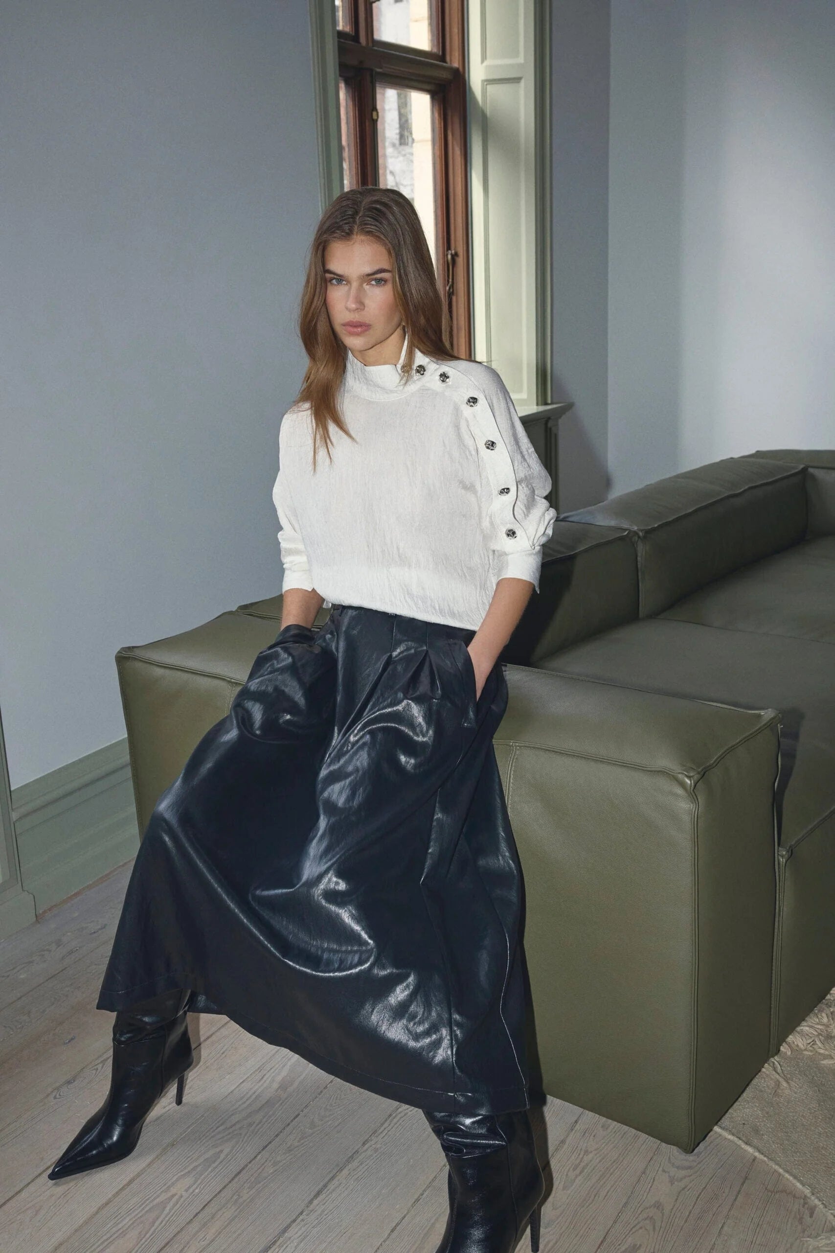 Co’Couture CamelloCC Asym Button Blouse on rento offwhite-pusero, jossa on strukturoitu pinta, korkea pääntie ja näyttävä epäsymmetrinen nappikiinnitys.
