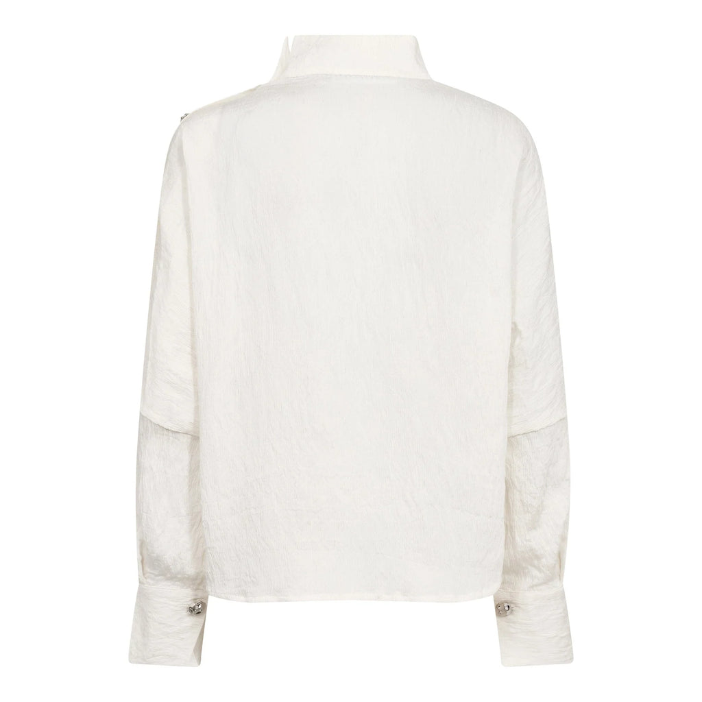 Co’Couture CamelloCC Asym Button Blouse on rento offwhite-pusero, jossa on strukturoitu pinta, korkea pääntie ja näyttävä epäsymmetrinen nappikiinnitys.