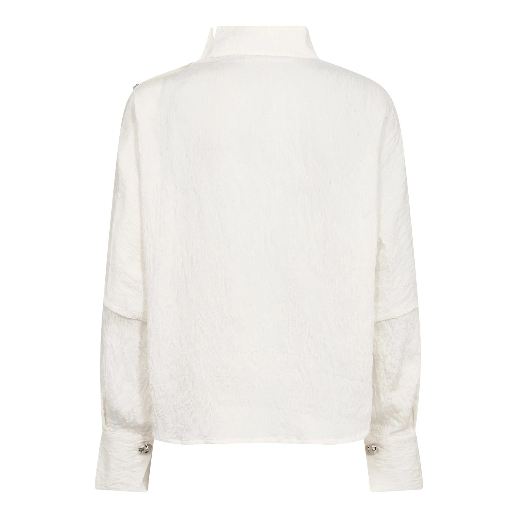 Co’Couture CamelloCC Asym Button Blouse on rento offwhite-pusero, jossa on strukturoitu pinta, korkea pääntie ja näyttävä epäsymmetrinen nappikiinnitys.