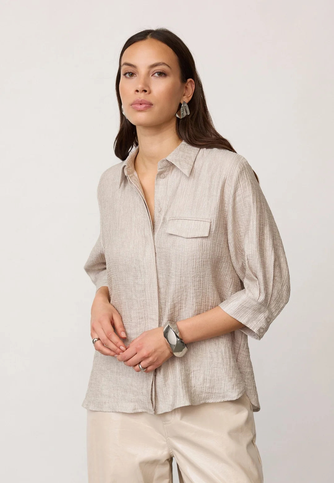 Beigen ja hopean sävyinen Co’Couture Chercc Shirt -paitapusero 3/4-hihoilla, kauluspaitakauluksella ja nappikiinnityksellä.