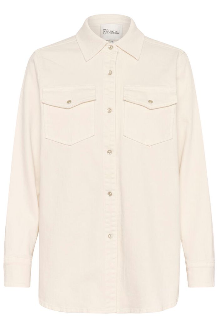 Tämä luonnonvalkoinen farkkupaita on trendikäs ja monikäyttöinen perustuote, joka kuuluu jokaisen vaatekaappiin. Pehmeä kangas tuntuu miellyttävältä päällä ja istuu kauniisti, ilman että se tuntuisi tiukalta.