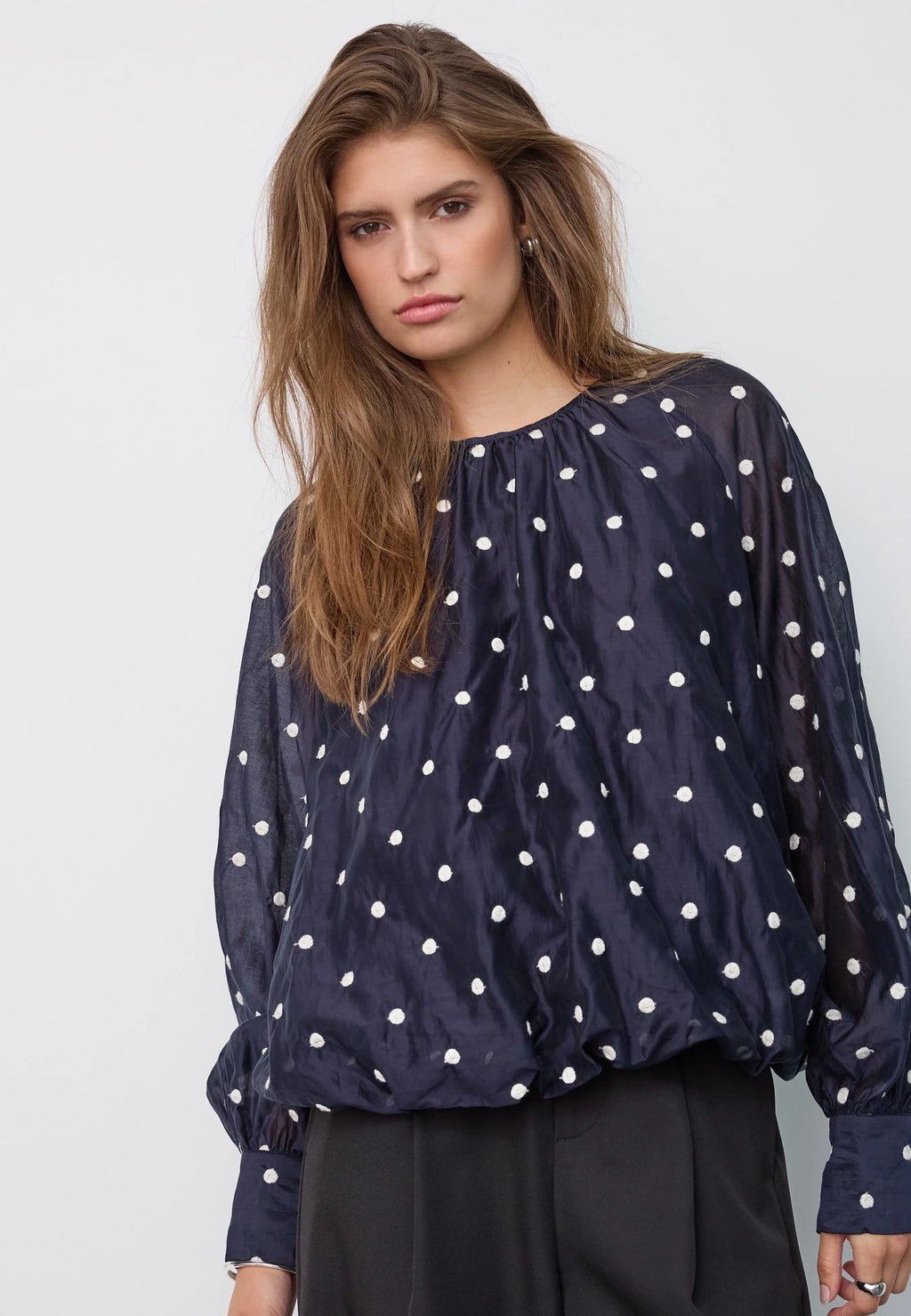 Co’Couture DitaCC Dot Balloon Blouse on tummansininen pusero valkoisella kirjailulla. Väljä malli, pallohihat ja kauniit rypytysdetaljit.