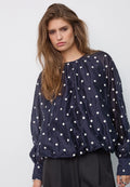 Co’Couture DitaCC Dot Balloon Blouse on tummansininen pusero valkoisella kirjailulla. Väljä malli, pallohihat ja kauniit rypytysdetaljit.