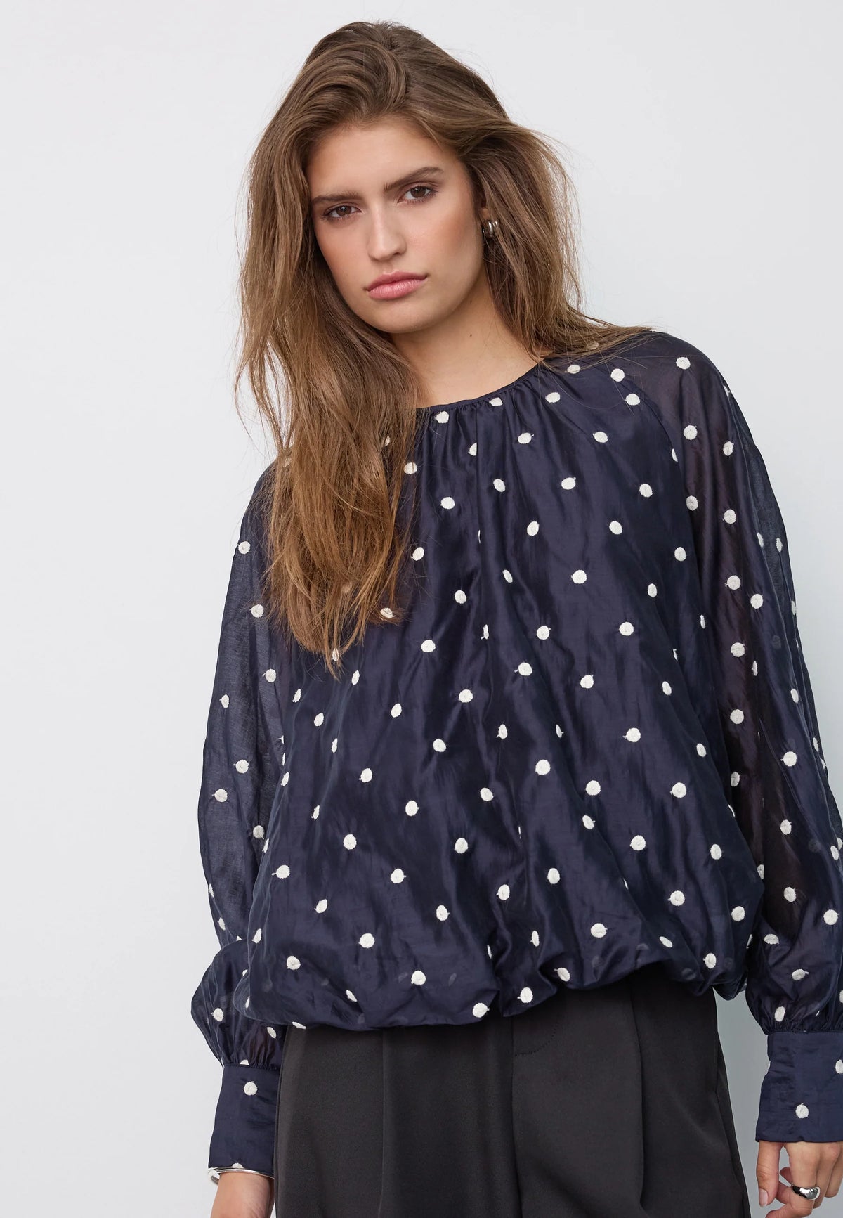Co’Couture DitaCC Dot Balloon Blouse on tummansininen pusero valkoisella kirjailulla. Väljä malli, pallohihat ja kauniit rypytysdetaljit.