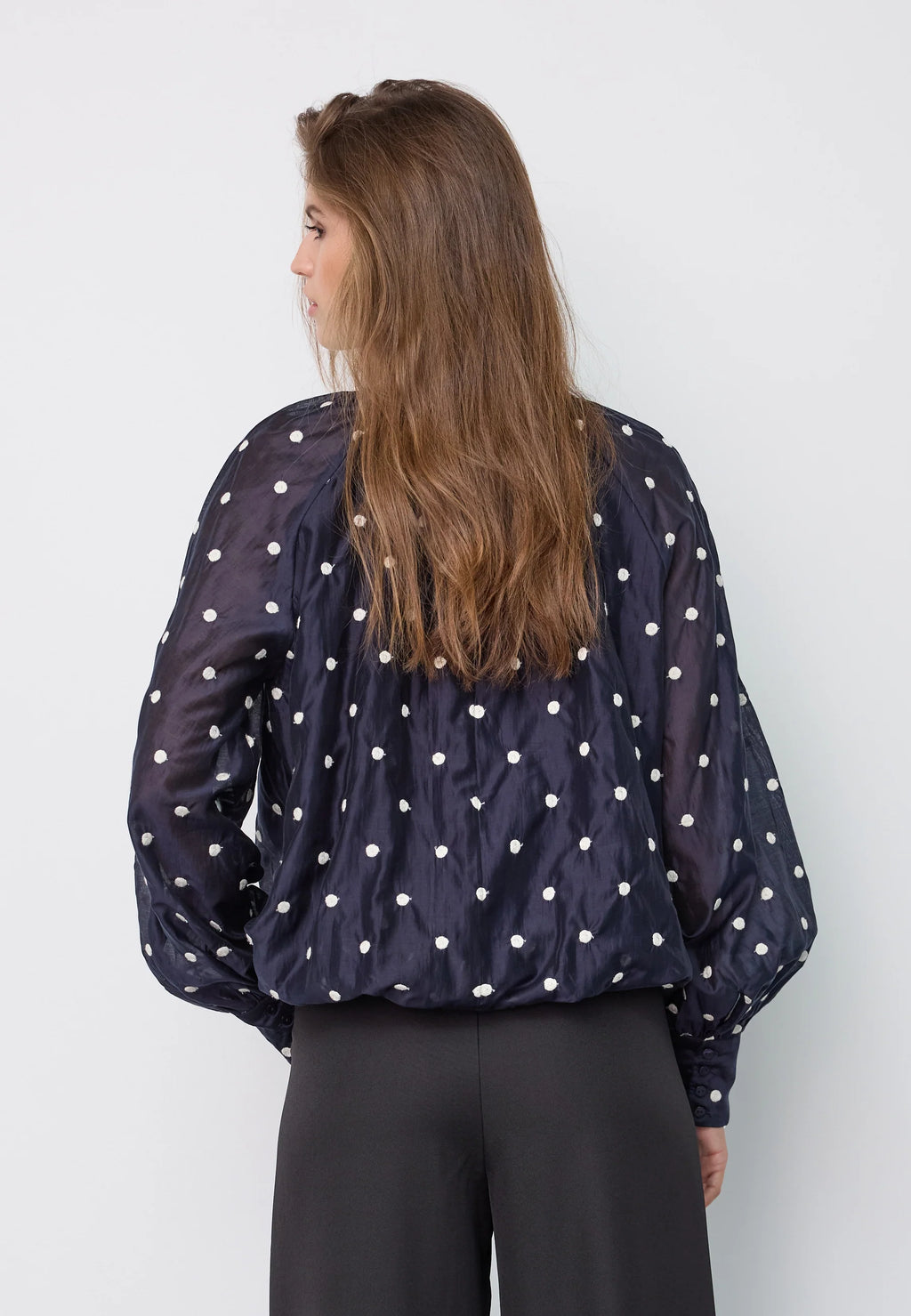 Co’Couture DitaCC Dot Balloon Blouse on tummansininen pusero valkoisella kirjailulla. Väljä malli, pallohihat ja kauniit rypytysdetaljit.