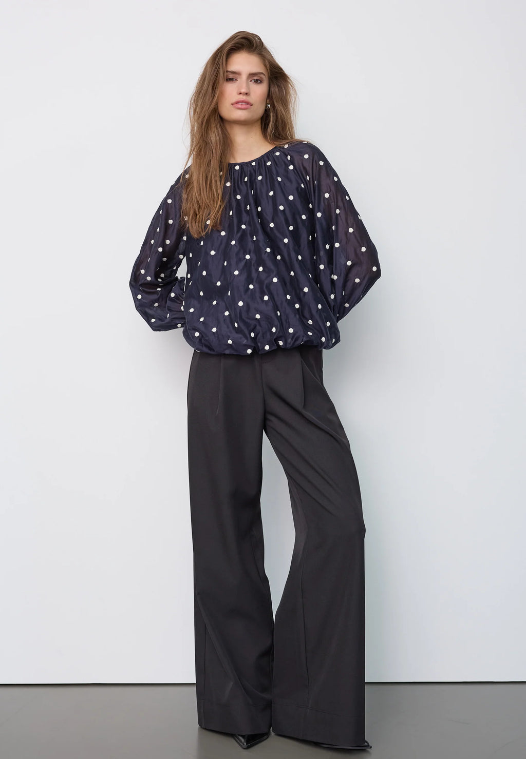 Co’Couture DitaCC Dot Balloon Blouse on tummansininen pusero valkoisella kirjailulla. Väljä malli, pallohihat ja kauniit rypytysdetaljit.
