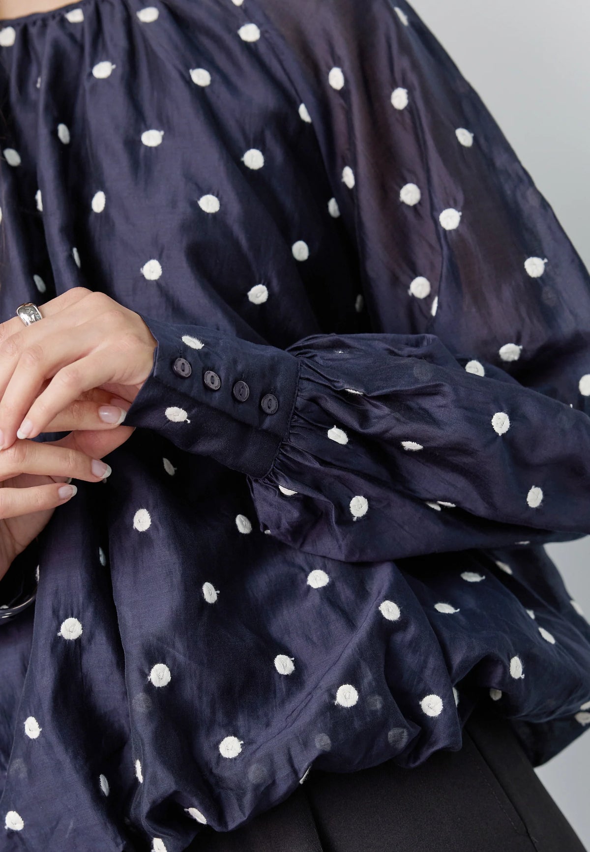 Co’Couture DitaCC Dot Balloon Blouse on tummansininen pusero valkoisella kirjailulla. Väljä malli, pallohihat ja kauniit rypytysdetaljit.