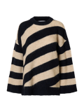SELECTED FEMME Almina on pehmeä raidallinen oversize-neulepoolo villa- ja mohairsekoitteesta. Dark Sapphire ja hiekka tekevät ilmeestä ajattoman.
