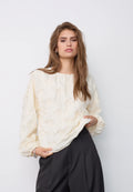 Co’Couture FeronCC Structure Blouse on offwhite-pusero teksturoidulla pinnalla. Väljä malli, joustavat hihansuut ja nappikiinnitys niskassa.