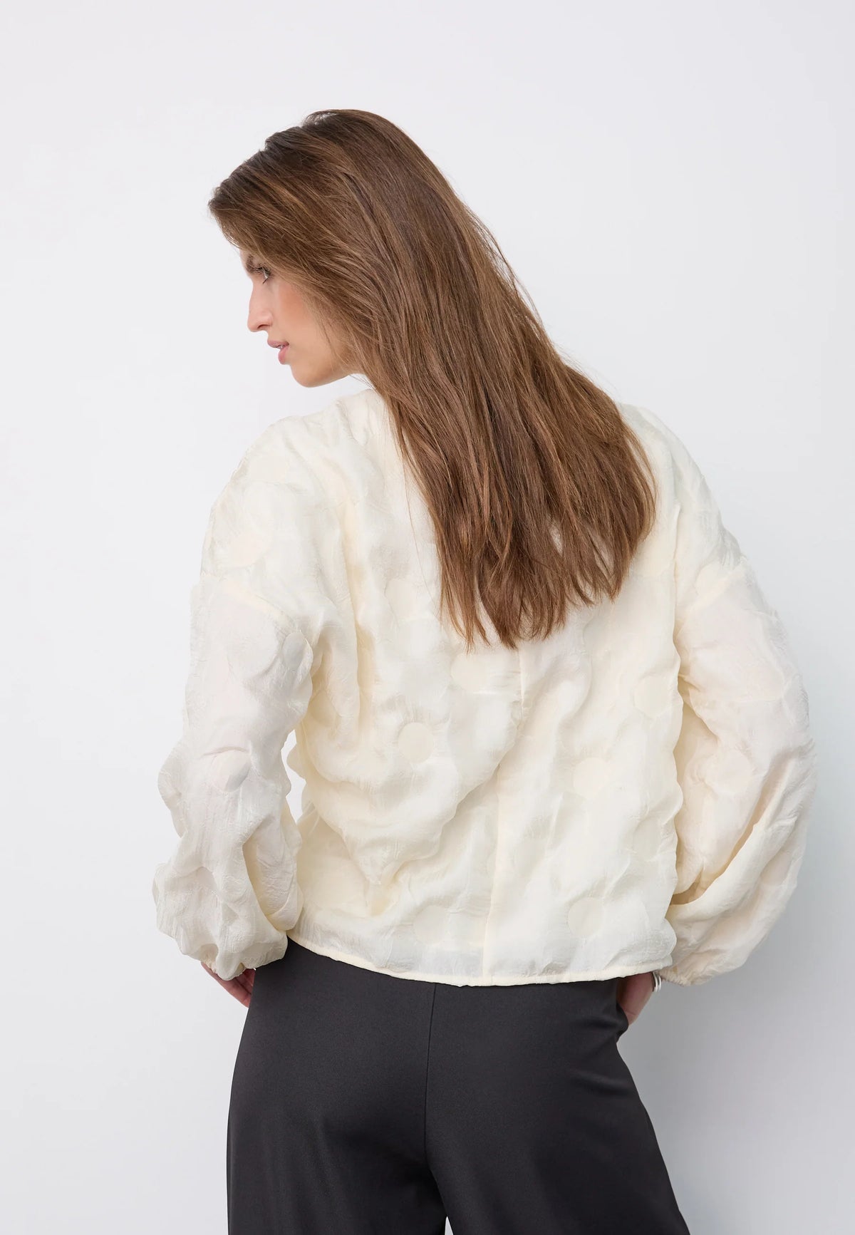Co’Couture FeronCC Structure Blouse on offwhite-pusero teksturoidulla pinnalla. Väljä malli, joustavat hihansuut ja nappikiinnitys niskassa.