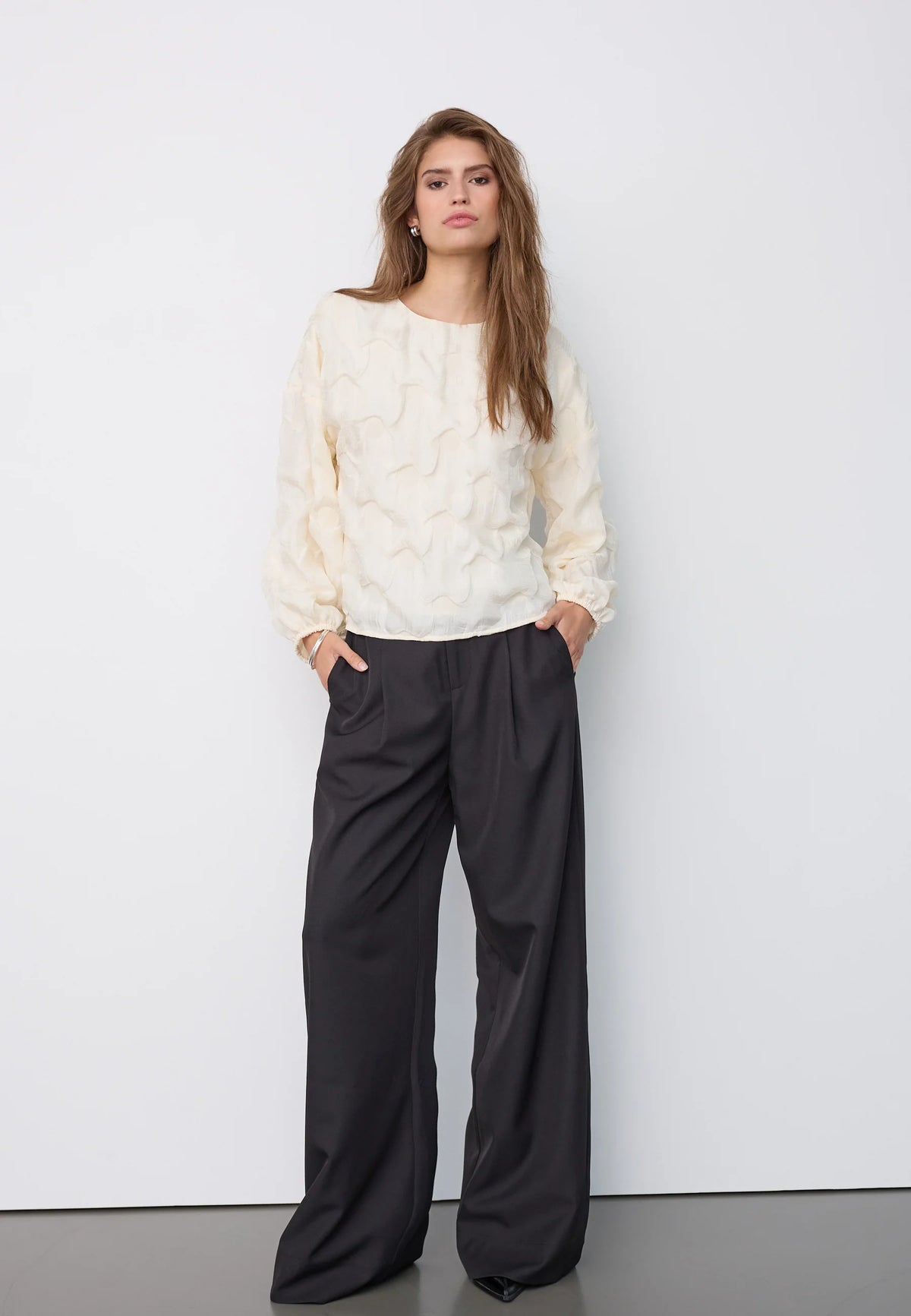 Co’Couture FeronCC Structure Blouse on offwhite-pusero teksturoidulla pinnalla. Väljä malli, joustavat hihansuut ja nappikiinnitys niskassa.