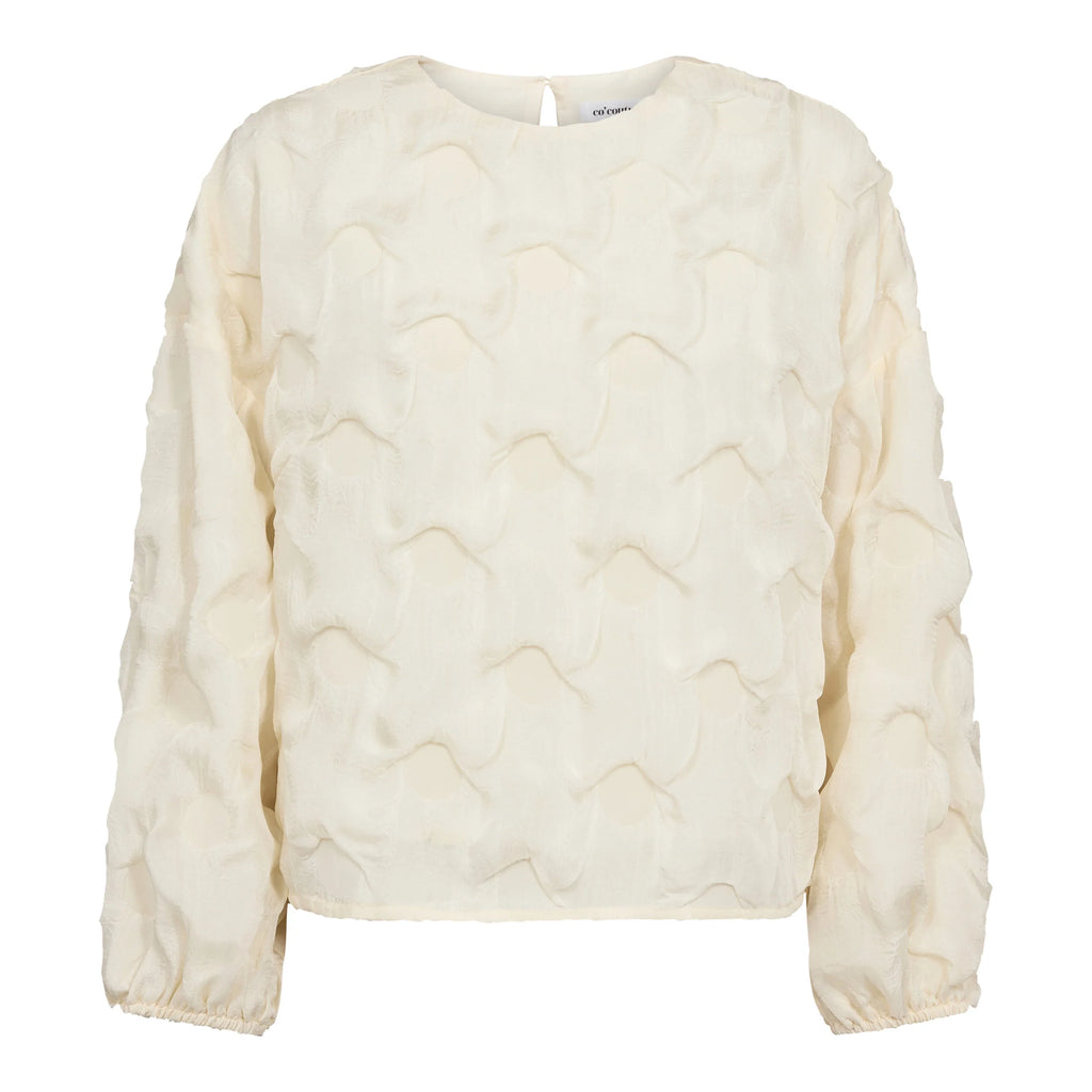 Co’Couture FeronCC Structure Blouse on offwhite-pusero teksturoidulla pinnalla. Väljä malli, joustavat hihansuut ja nappikiinnitys niskassa.